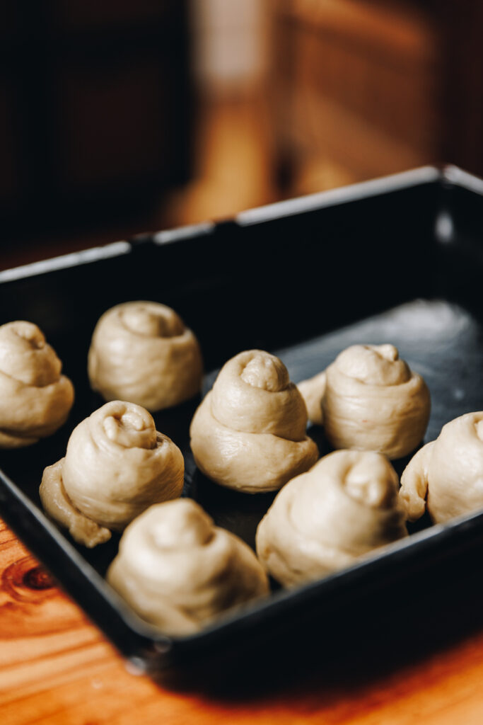 Rise the pani popo dough in the tray