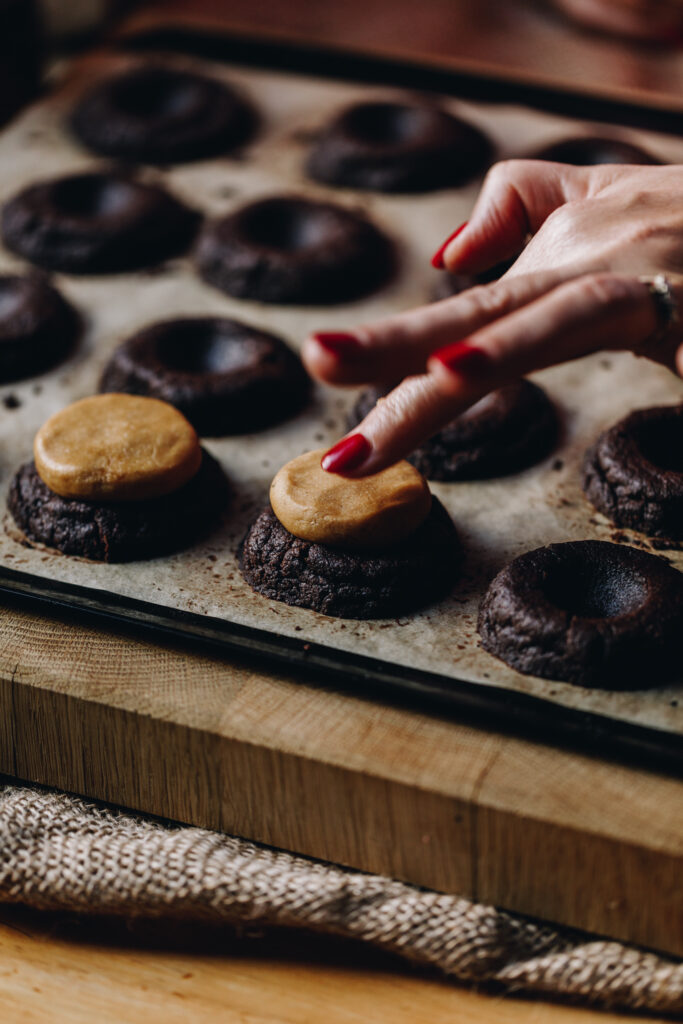 Press the peanut butter truffles in to the cookies