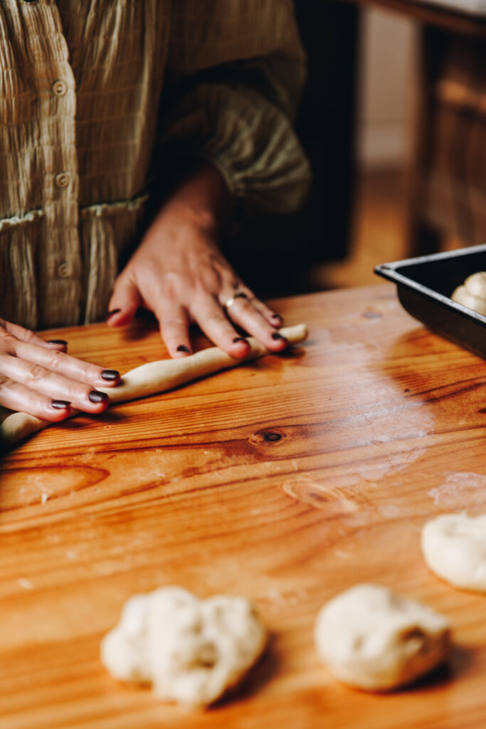 Roll the dough out to a 8-10 cm long sausage