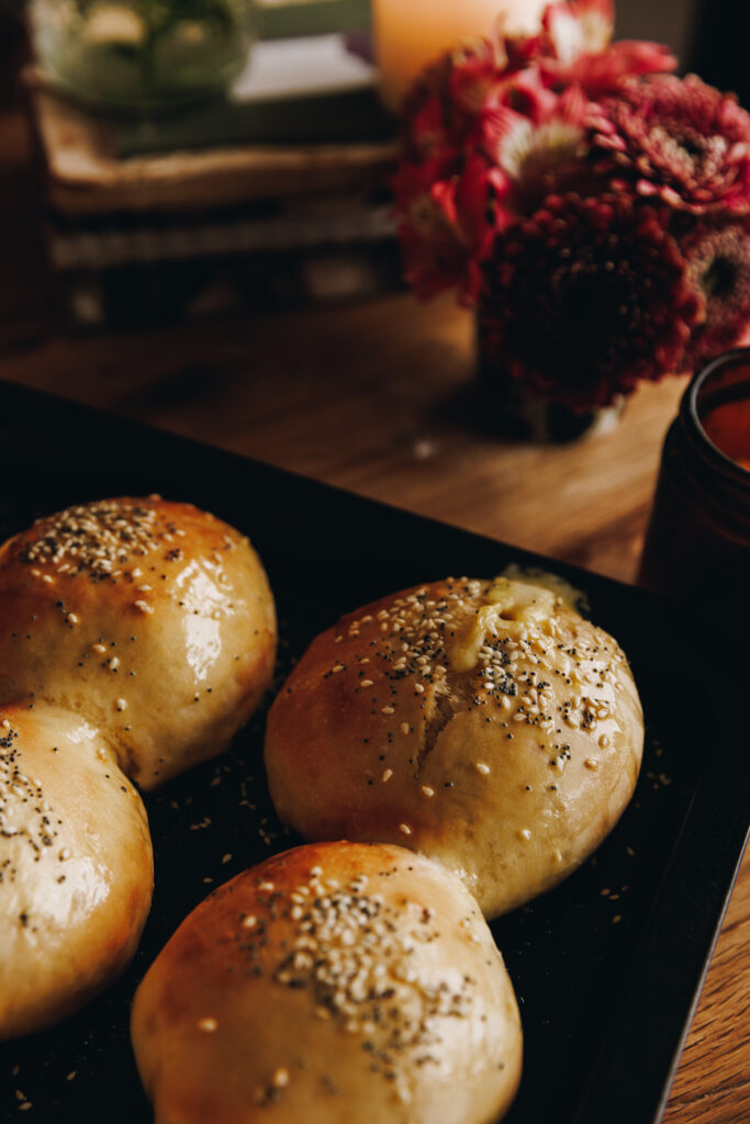 Cheesy No-knead Bread Buns
