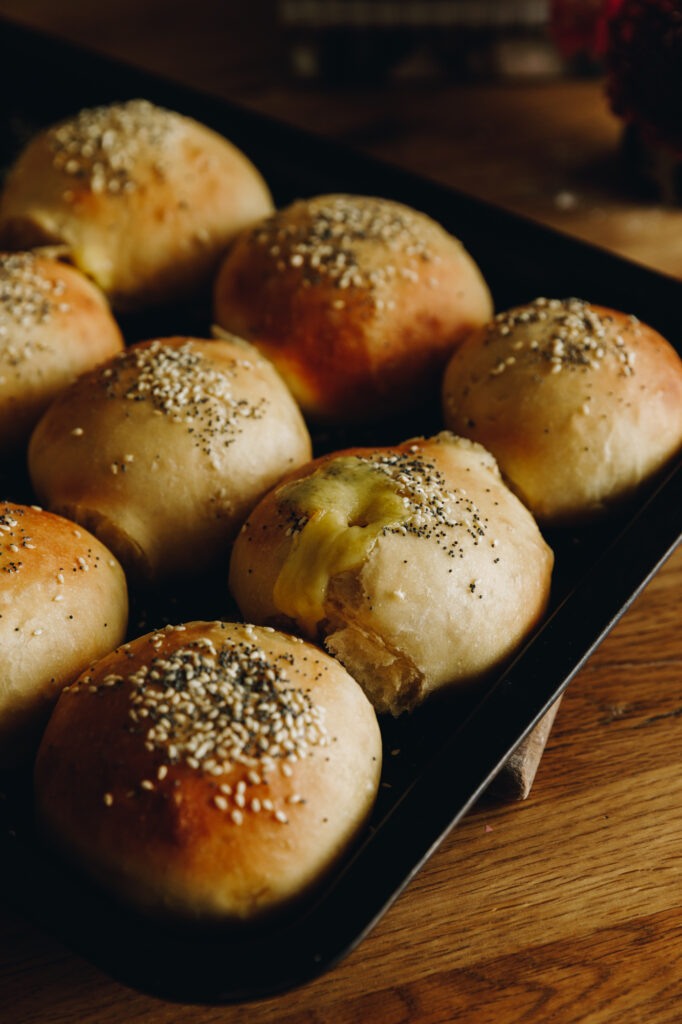 Cheesy No-knead Bread Buns