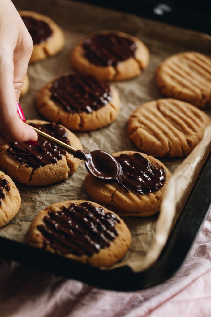 Spread the cookies with melted chocolate