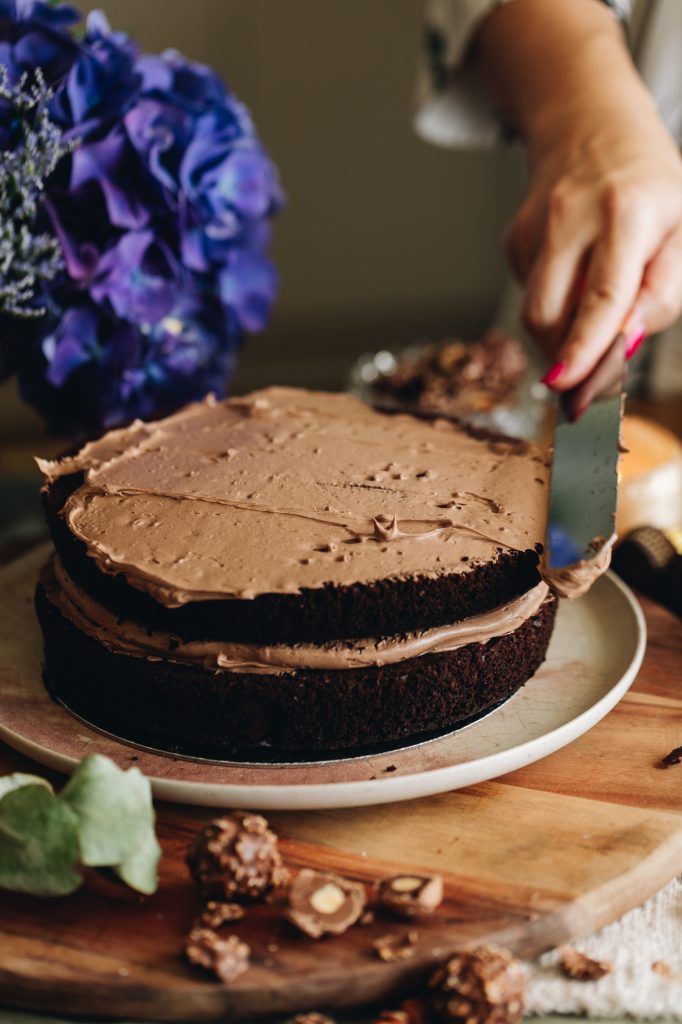 Spread Chocolate buttercream on cake