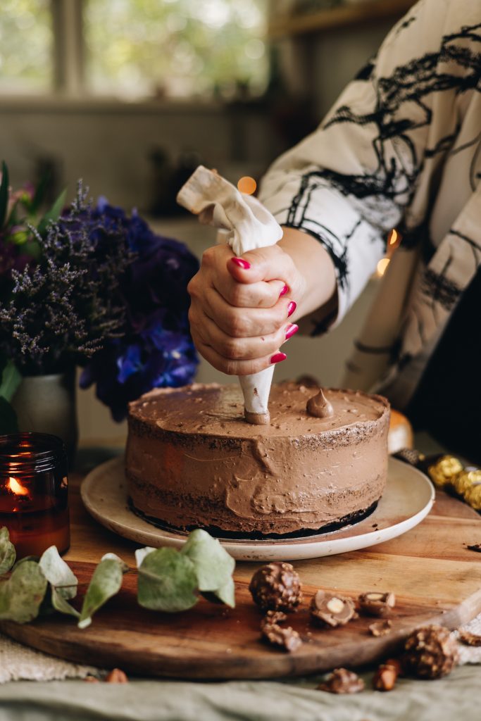 Piping Chocolate buttercream on cake