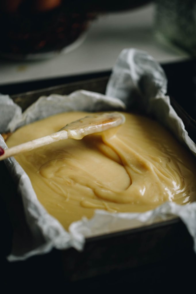 Spread the caramel on the base